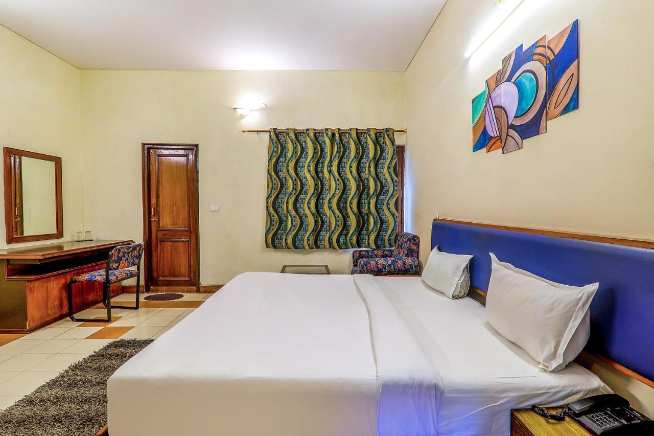 Hotel Executive Hasanganj Екстериор снимка
