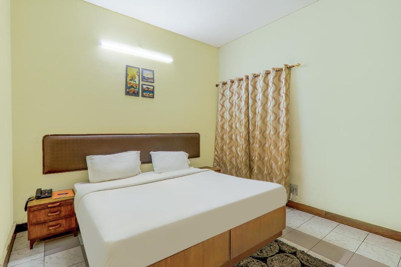 Hotel Executive Hasanganj Екстериор снимка